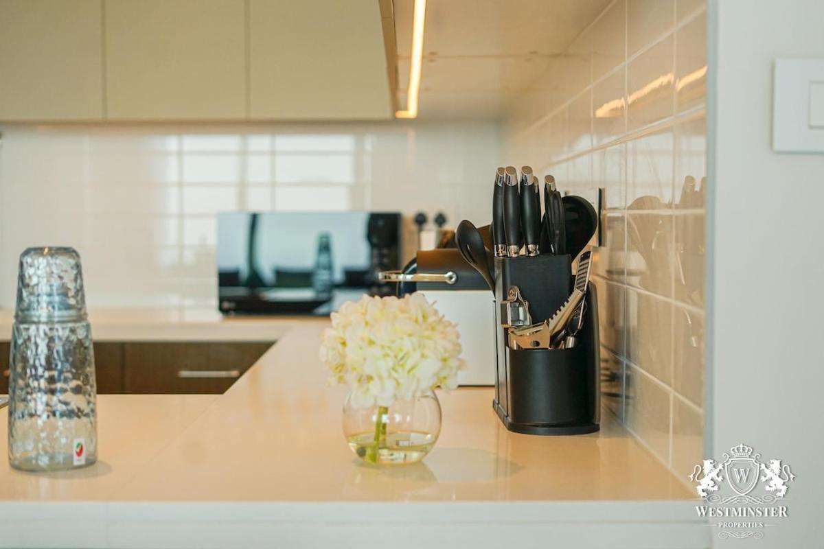 Tower Offers Luxury Living In The Heart Of Apartment *